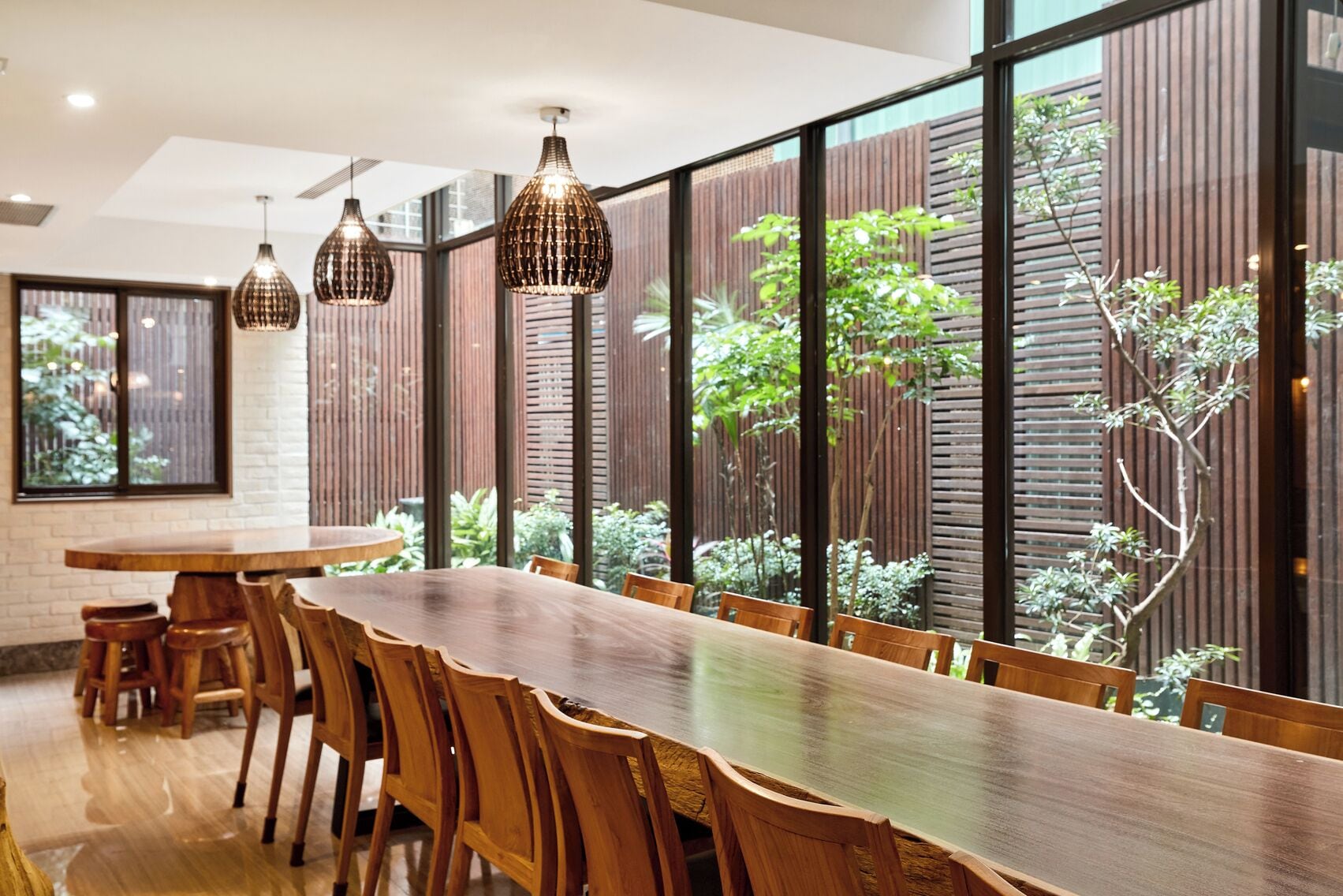 daily buffet breakfast (twd 300 per person)