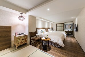 Premium bedding, desk, laptop workspace, blackout drapes - Lan Kwai Fong Garden Hotel (Chiayi City)