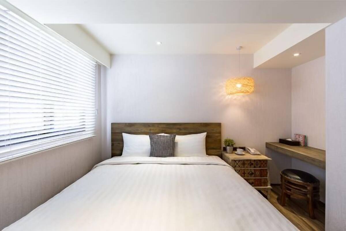 Luxe beddengoed, een bureau, een laptopwerkplek