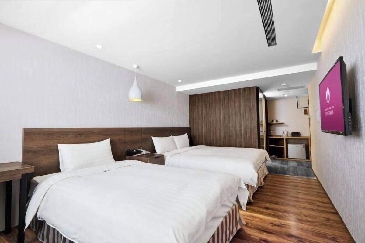 Luxe beddengoed, een bureau, een laptopwerkplek