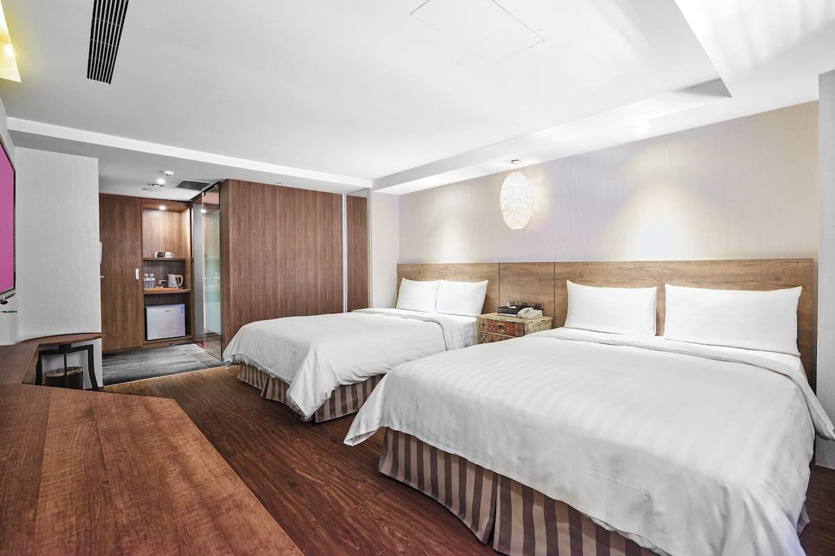 Standaard vierpersoonskamer | Luxe beddengoed, een bureau, een laptopwerkplek