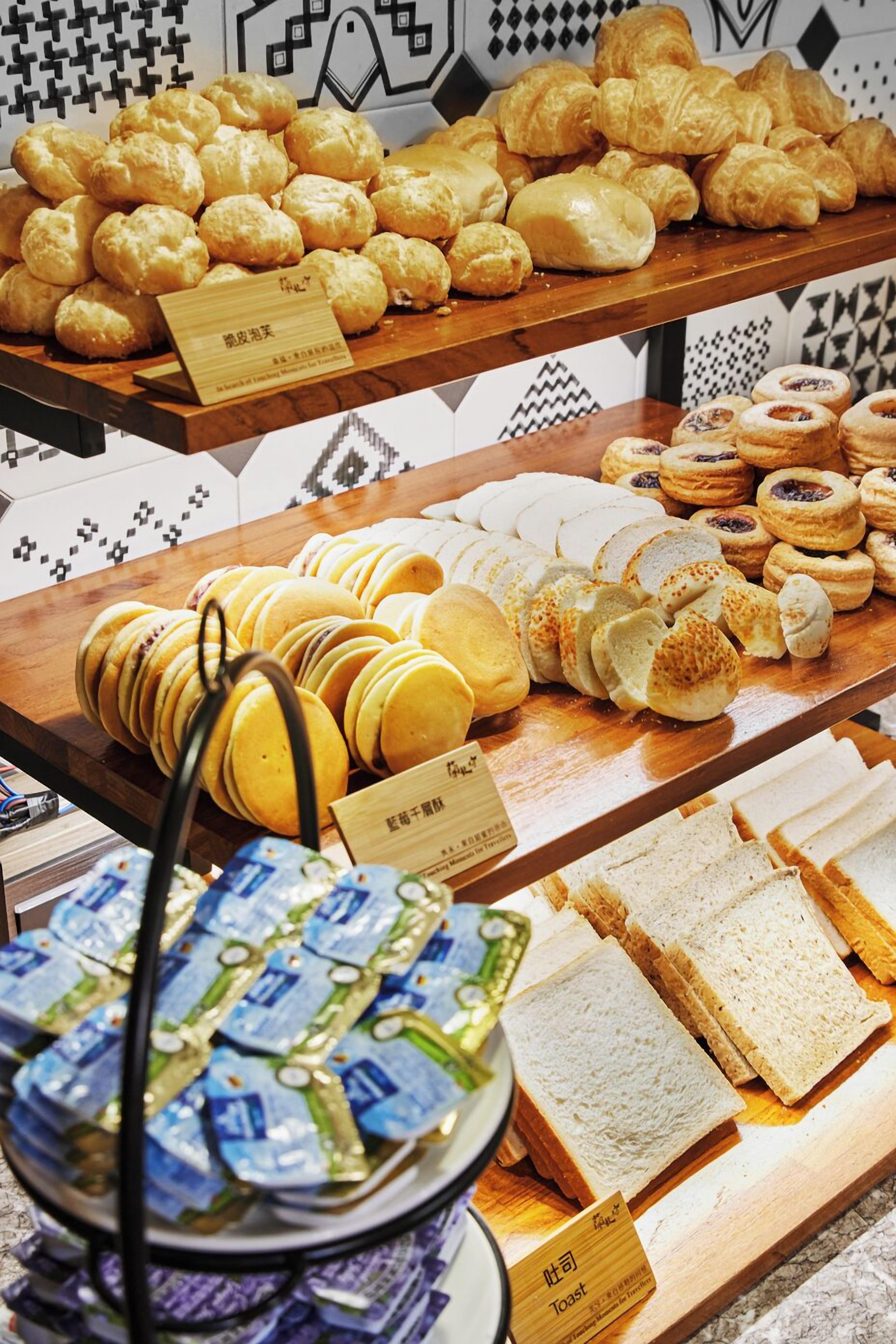 daily buffet breakfast (twd 300 per person)