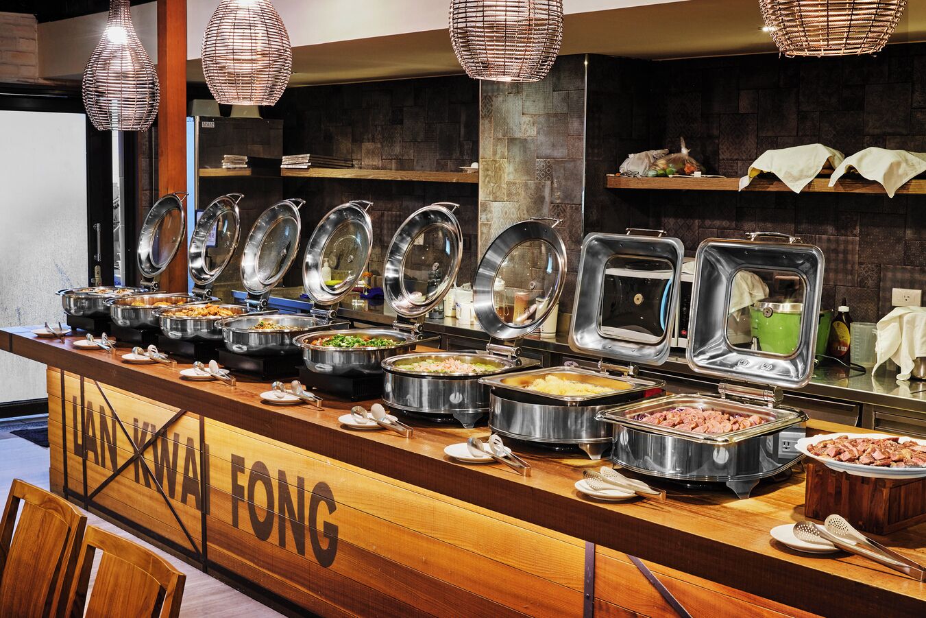 daily buffet breakfast (twd 300 per person)