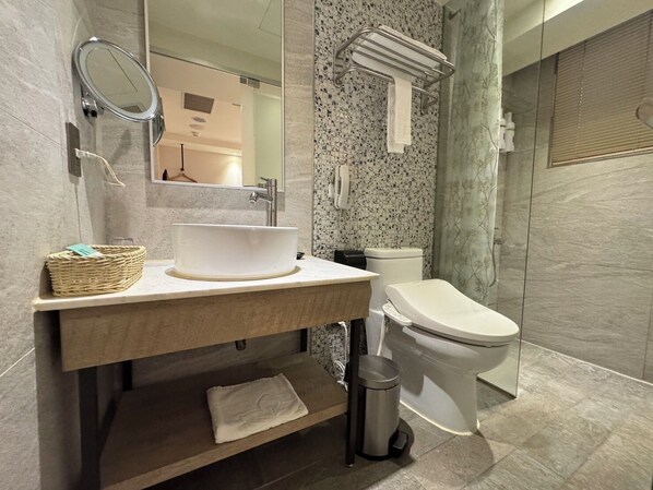A modern bathroom with a large white sink, a mirror, a toilet, and a trash bin. - Lan Kwai Fong Garden Hotel (Chiayi City)