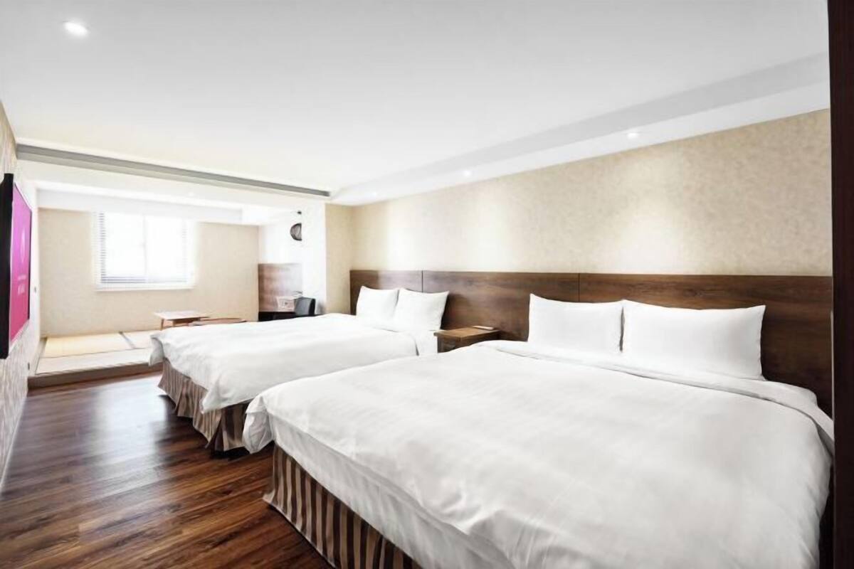 Luxe beddengoed, een bureau, een laptopwerkplek