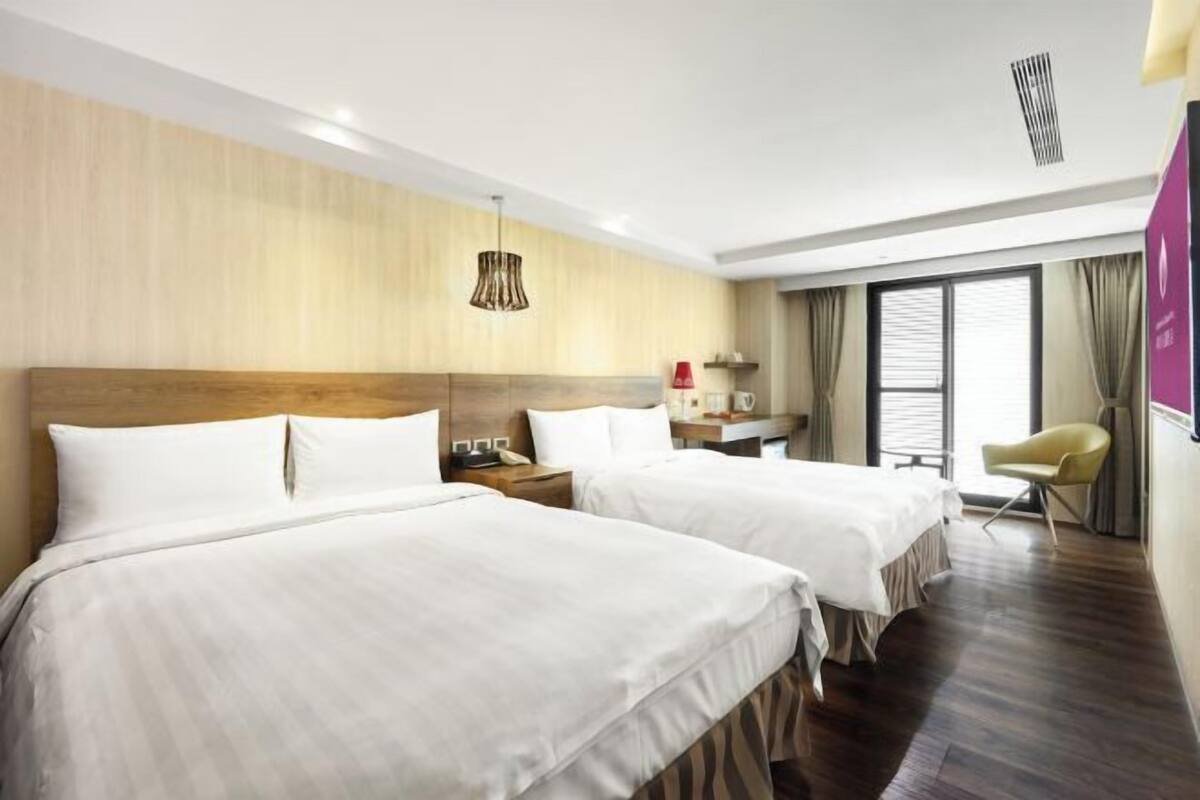 Luxe beddengoed, een bureau, een laptopwerkplek