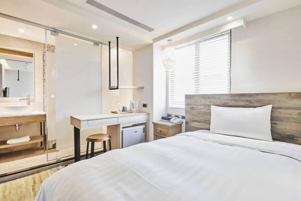 Luxe beddengoed, een bureau, een laptopwerkplek