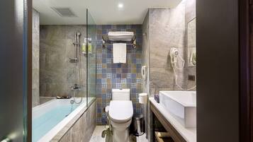 Habitación exclusiva doble | Baño | Secador de pelo, zapatillas, toallas y jabón
