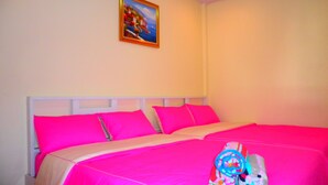 Een slaapkamer met een groot bed, een wit hoofdeinde en felroze beddengoed. Op de muur boven het bed hangt een schilderij.