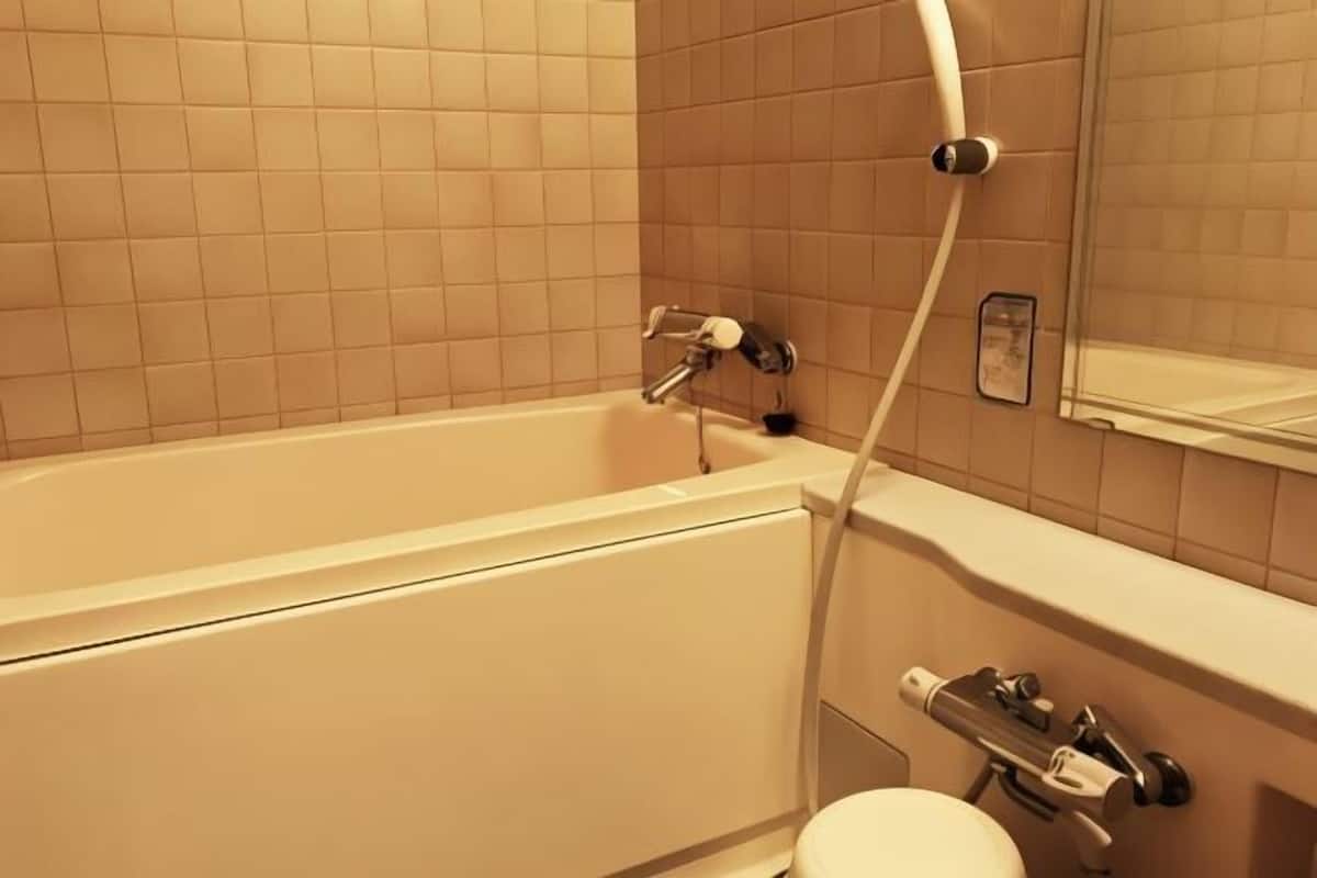 Badezimmer | Duschwanne, Komfortbadewanne, kostenlose Toilettenartikel, Haartrockner