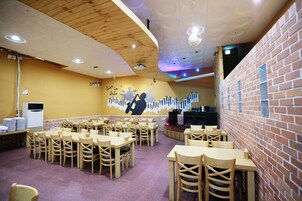 Daily local cuisine breakfast (KRW 4000 per person)