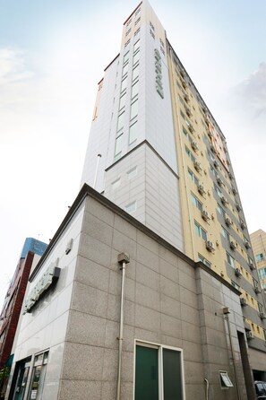 Een gebouw met meerdere verdiepingen, met zowel woningen als commerciële ruimtes.