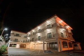 Façade de l’hébergement - soirée/nuit
