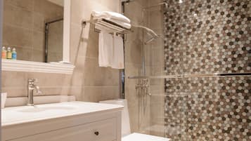 Deluxe Twin Room, Non Smoking, City View | Bilik Mandi | Tab mandi dan pancuran berasingan, hulu semburan mandi hujan