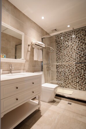 Deluxe Twin Room, Non Smoking, City View | Bathroom | Separate tub and shower, rainfall showerhead, designer toiletries
