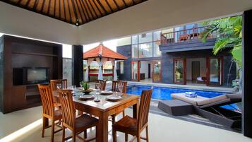 Villa, 2 Bedrooms | Peti besi dalam bilik, meja, Wi-fi percuma, cadar katil