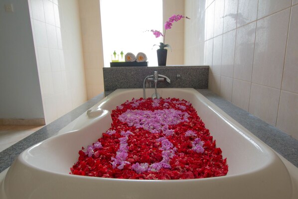 Deep soaking bathtub - Alamanda Canggu Villa (Canggu)
