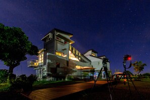 Fachada de la propiedad por la tarde o noche