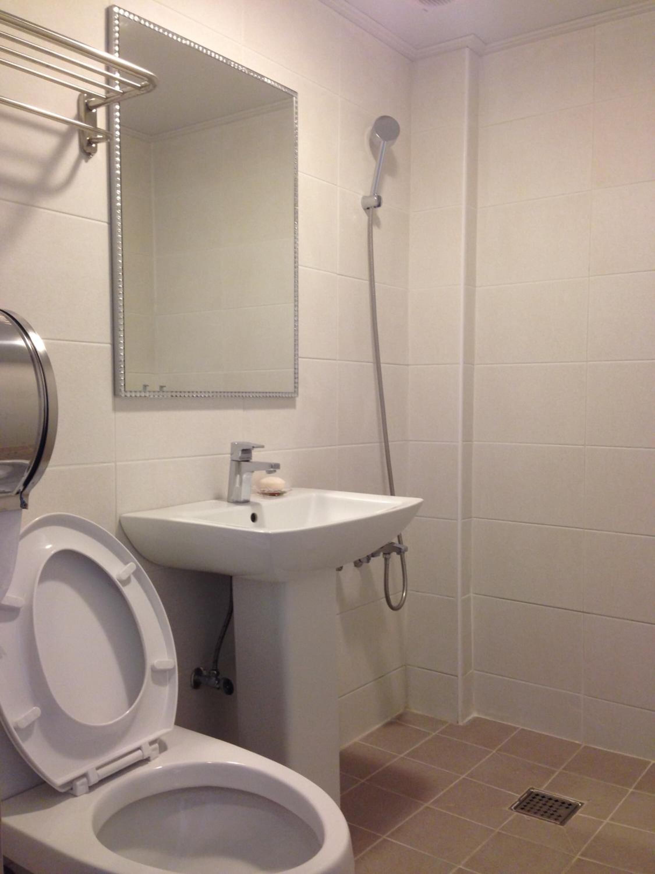 Ein Badezimmer mit Toilette, Waschbecken und Dusche.