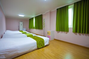 Habitación cuádruple | Insonorización, wifi gratis y ropa de cama 