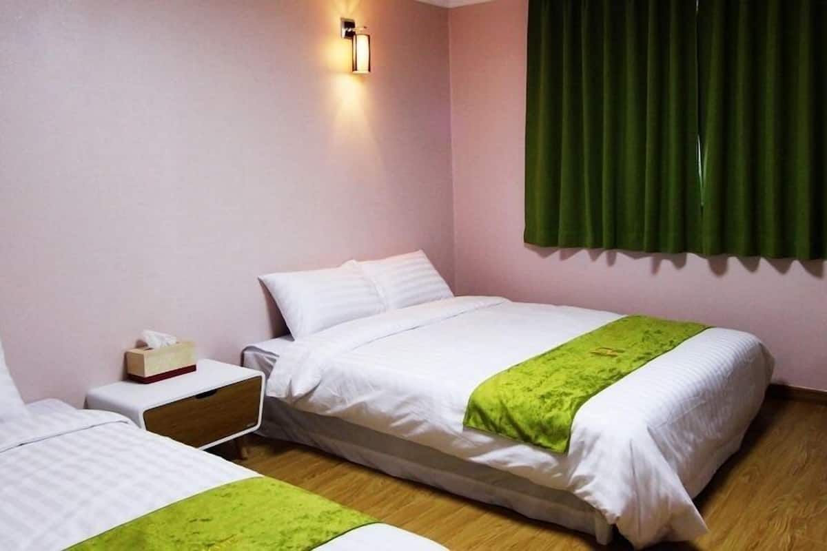 Habitación triple | Insonorización, wifi gratis y ropa de cama
