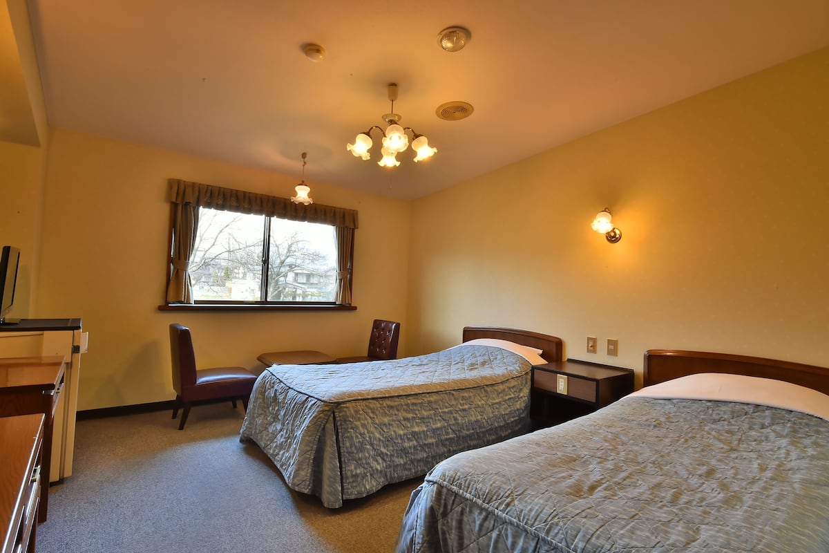 Twin Room, Annex Building | Desk, free WiFi