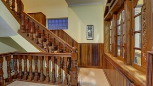 Un escalier en bois, doté d’une rampe, menant à l’étage supérieur.