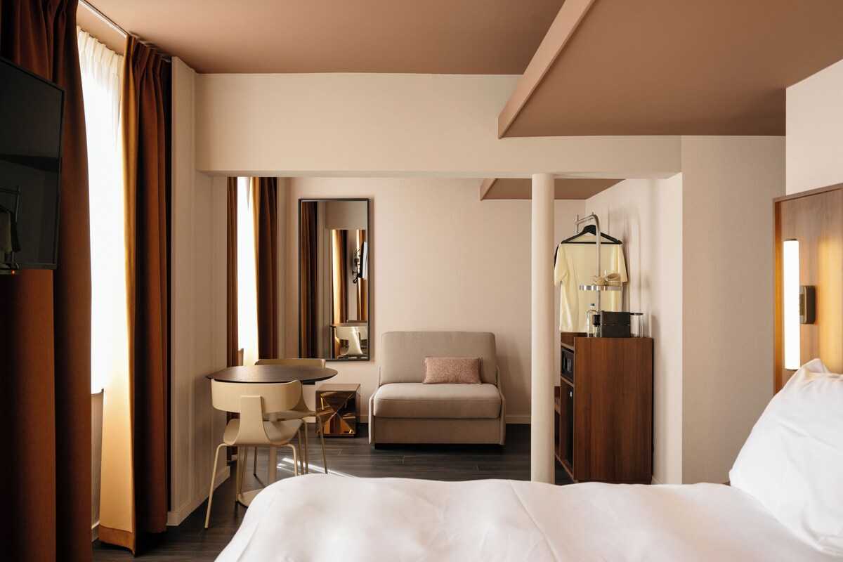 Junior Suite | In-room safe, desk, free WiFi, bed sheets