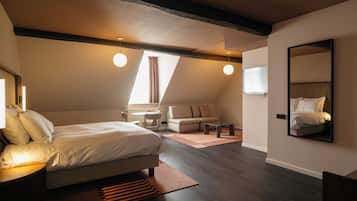 Family Room | In-room safe, desk, WiFi (free), bed sheets