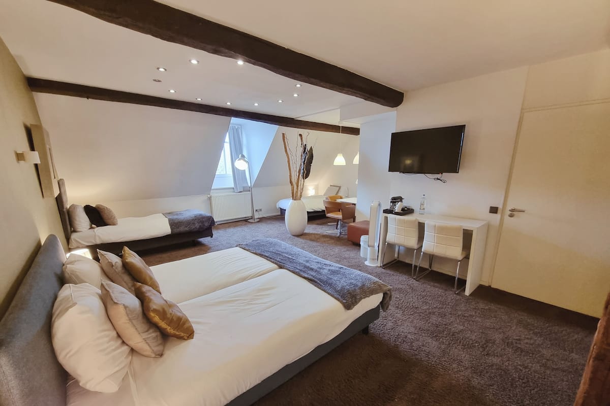 Quarto família (Triple) | 1 quarto, roupas de cama premium, cofres nos quartos, escrivaninha