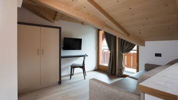 Apartment, 2 Bedrooms (Mansarda - 5 persone) | Ruang tamu | 28 inci televisyen skrin rata dengan digital, TV, lantai dipanaskan