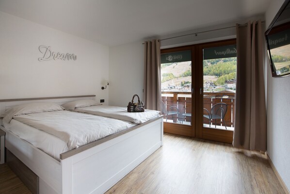 Apartment, 2 Bedrooms | 1 bedroom, down comforters, desk, blackout drapes - Appartamenti Isola (Livigno)