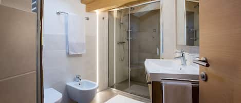 Apartment, 2 Schlafzimmer (Mansarda) | Badezimmer