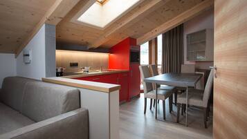 Apartment, 2 Bedrooms (Mansarda - 5 persone) | Dapur peribadi | Peti sejuk/penyejuk beku saiz penuh, ketuhar gelombang mikro, dapur