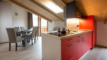 Departamento, 2 habitaciones (Mansarda) | Cocina privada | Refrigerador con congelador, microondas y parrilla de estufa