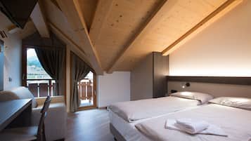 1 bedroom, down comforters, desk, blackout drapes