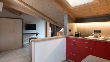 Apartment, 2 Bedrooms (Mansarda - 5 persone) | Dapur peribadi | Peti sejuk/penyejuk beku saiz penuh, ketuhar gelombang mikro, dapur