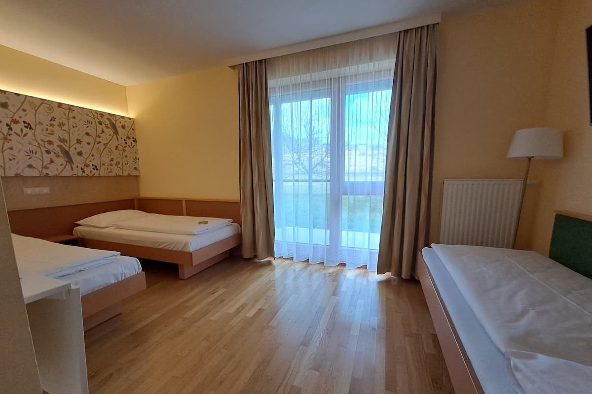 Triple Room | In-room safe, blackout curtains, free cots/infant beds, free WiFi