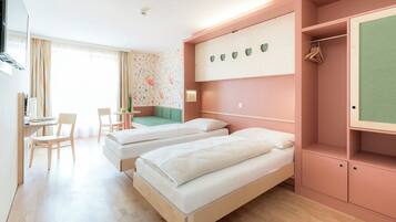 Zimmersafe, Verdunkelungsvorhänge, kostenlose Babybetten