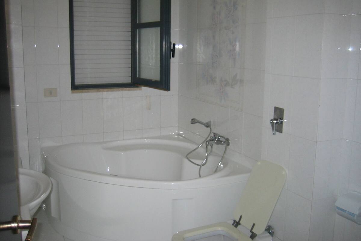 Double Room, Ensuite | Bathroom | Free toiletries, hair dryer, bathrobes, towels