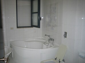Double Room, Ensuite | Bathroom | Free toiletries, hair dryer, bathrobes, towels