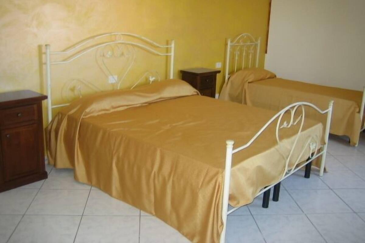 Triple Room | Desk, iron/ironing board, rollaway beds, free WiFi