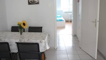 Apartment, 2 Schlafzimmer, Stadtblick (Dibergstraße 50) | Essbereich im Zimmer