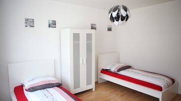 Geluiddichte muren, een strijkplank/strijkijzer, gratis wifi, beddengoed