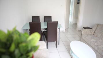 Ein Essbereich mit Tisch, Stühlen, einer Couch und einem kleinen Tisch.