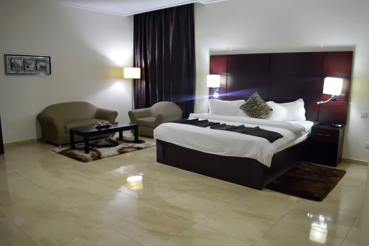 Executive Room, 1 King Bed, City View | Premium bedding, in-room safe, desk, blackout curtains