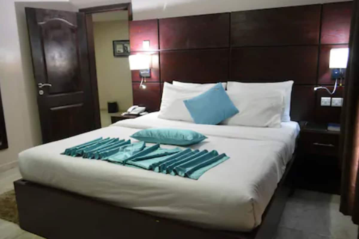 Standard Room, 1 King Bed, Pool View | Premium bedding, in-room safe, desk, blackout curtains
