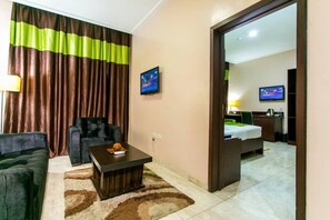 Premium bedding, in-room safe, desk, blackout drapes