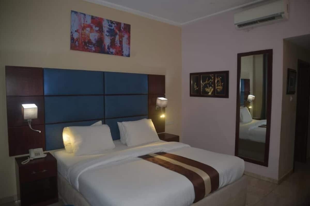 Premium bedding, in-room safe, desk, blackout curtains