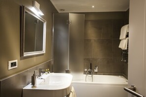 Artículos de tocador gratuitos, secador de pelo, bidet
